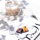 Prendre le temps d'un instant
"plaisir" pour mieux démarrer la semaine 🍫
C'est aussi cela le chocolat !

📸 @kinana_mochi 

Take a sweet time to start the week better 🍫
Chocolate is a good partner! 

#jeanpaulhevin #chocolat #chocolate #summer #chocolatebreak #chocolatier #chocolatierparis