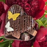 Un coeur qui renferme des trésors 💕

🇬🇧 A heart that holds treasures 💕

#jeanpaulhevin #chocolat #praliné #idéecadeau #fêtedesmeres #idéecadeaufêtedesmères #motherday #motherdaygift